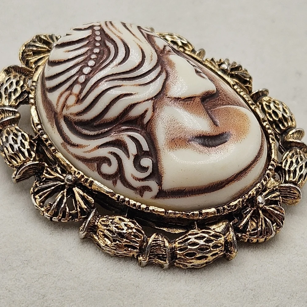 VINTAGE Carved Oval Cameo Gold Tone Filigree Brooch Pin